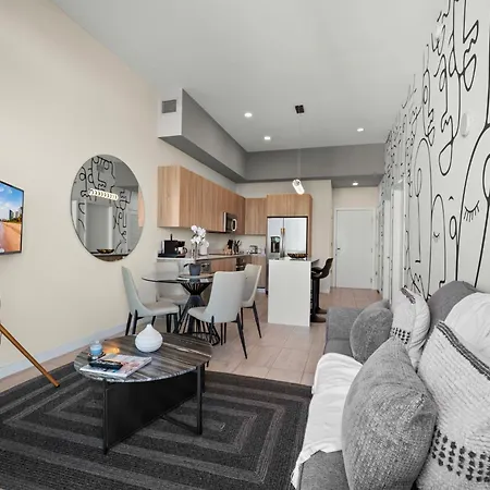 Luxury & Modern Condo In Design District With Pool